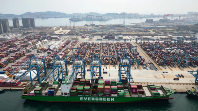 سفن وحاويات في أحد الموانئ الصينية