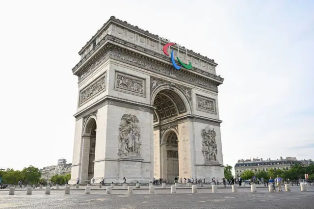 पॅरिसच्या आर्क द ट्रायॉम्फवर लावलेला पॅरालिंपिकचा लोगो