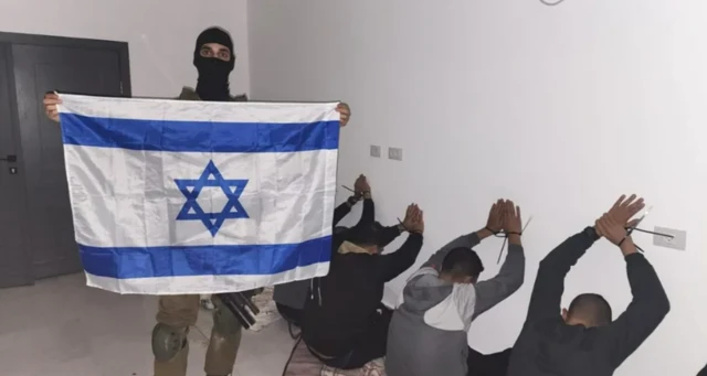 سرباز اسرائیلی در کنار بازداشت شدگان فلسطینی