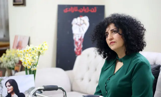 نرگس محمدی که در سال ۲۰۲۳ جایزه صلح نوبل را دریافت کرد، بیش از ۱۰ سال از عمر خود را در زندان گذرانده است
