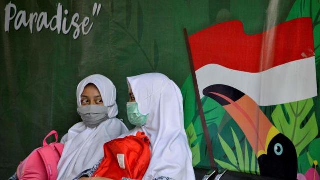 Jilbab: Guru SMP Lamongan gunduli 19 siswi karena tidak mengenakan
