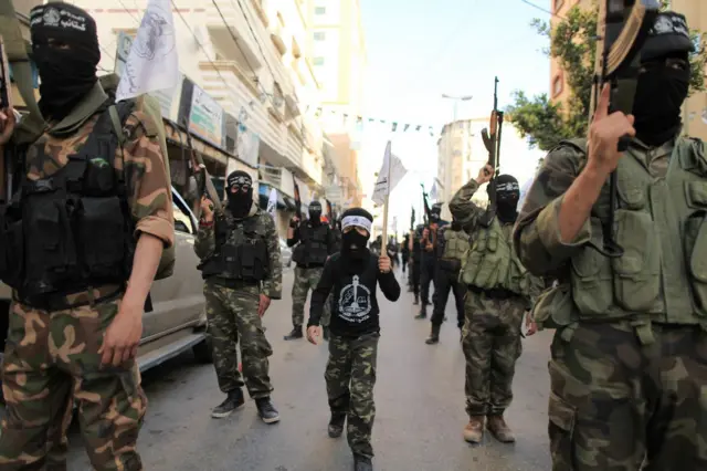 ኣባላት ብርጌድ ሙጃሂዲን መበል 14 ዓመት ምምስራት ምንቅስቓሶም ንምዝካር ብ24 ሚያዝያ 2015 ኣብ ከተማ ቓዛ ኣብ ዘካየድዎ ሰልፊ 