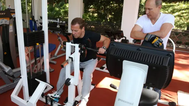 Дмитрий Медведев (слева) у тренажера