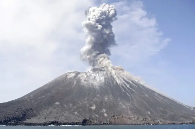 Kepulan abu membubung dari Gunung berapi Anak Krakatau seperti yang terlihat dari pulau Rakata di Lampung Selatan, pada 18 Juli 2018.