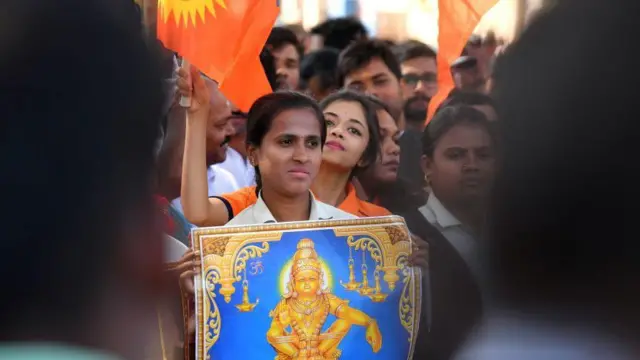 सबरीमाला मंदिर में दो महिलाओं के प्रवेश के विरोध में केरल सरकार के खिलाफ प्रदर्शन में महिलाएं भी सड़कों पर उतर आई थीं. (फाइल फोटो)