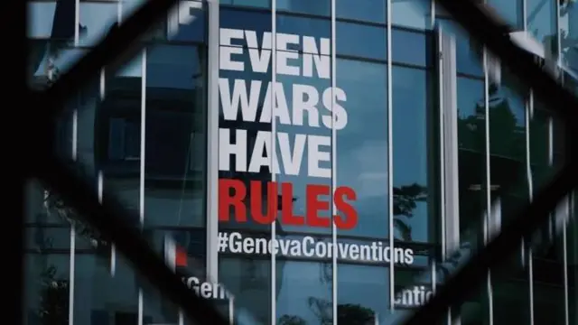 Bango lililo kwenye dirisha la makao makuu ya Kamati ya Kimataifa ya Msalaba Mwekundu huko Geneva linasomeka, "Hata vita vina sheria."