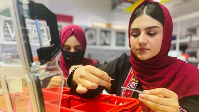 روباټ جوړوونکې نجونې