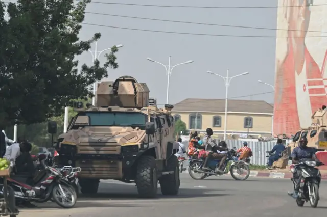 Un véhicule blindé des forces armées tchadiennes déployé à Ndjamena le 10 mai 2024, au lendemain de l'annonce des résultats de l'élection présidentielle tchadienne.