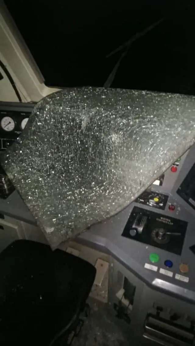 Foto of di badly damaged train