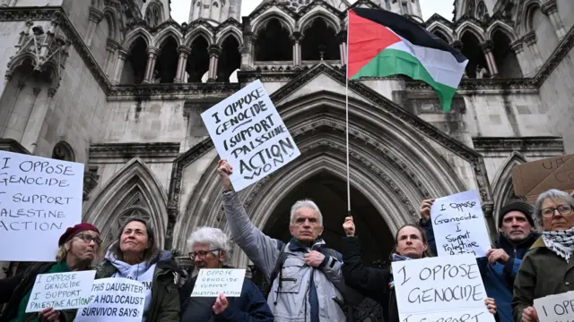 رفع متظاهرون لافتات أمام المحاكم الملكية، بعد أن قضت بعدم قانونية قرار الحكومة البريطانية بتصنيف جماعة 