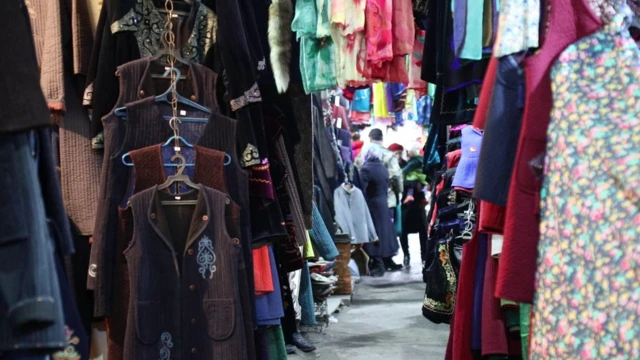 Кара-Сууда турмуш-тиричилик товарлары, кийим-кече рыногу бир кыйла жанданып калган.