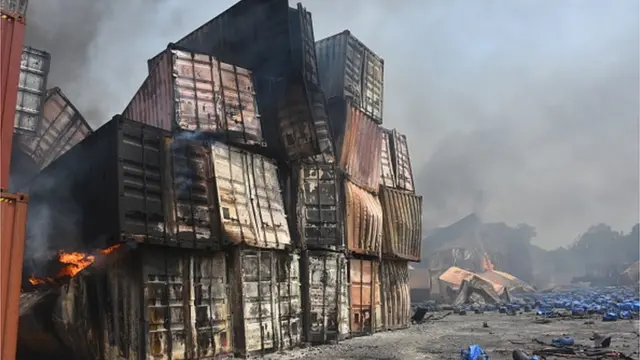 కాలిపోయిన కంటైనర్లు