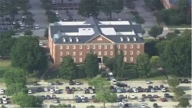 পুলিশের পাল্টা গুলিতে বন্দুকধারীও নিহত হয়েছে