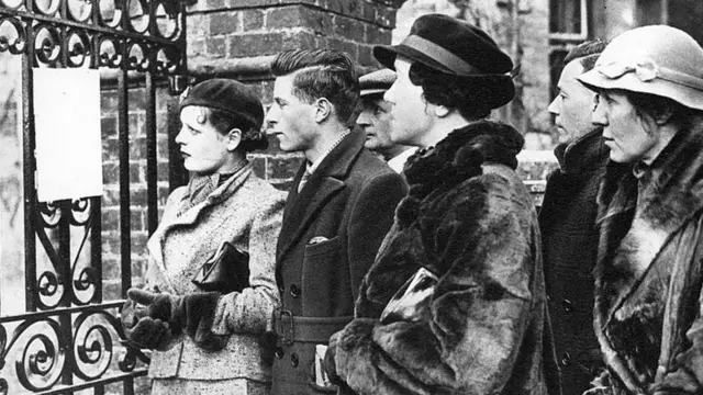 Лондонцы читают бюллетень о здоровье короля Георга V