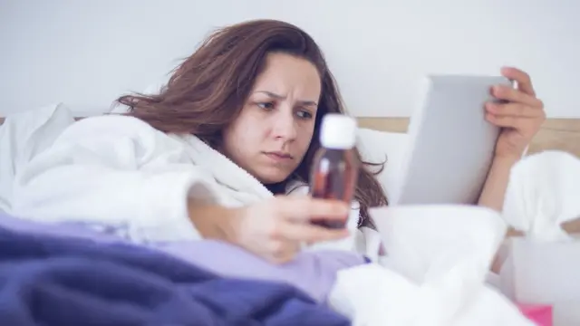 mujer consultando internet