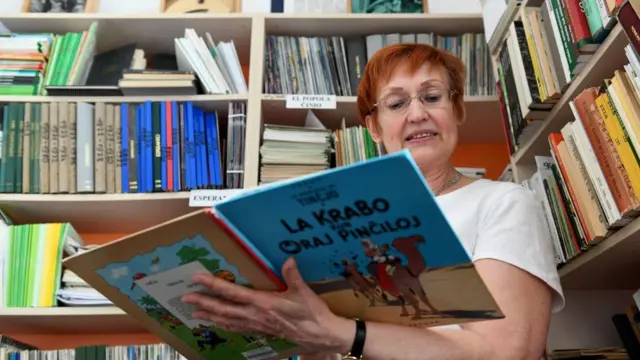 पूर्वी पोलैंड की एस्पेरांटो लायब्रेरी के लुडविक ज़ामनहॉफ़ सेंटर में एक वॉलंटियर कुछ पढ़ रही है