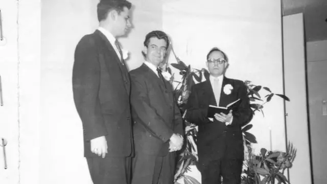 等待婚礼开始的新人