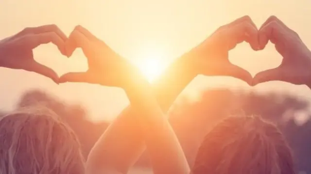 धूप लेते लोग.