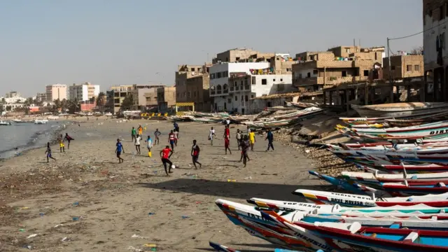 des jeunes jouant au football à Dakar (Sénégal)