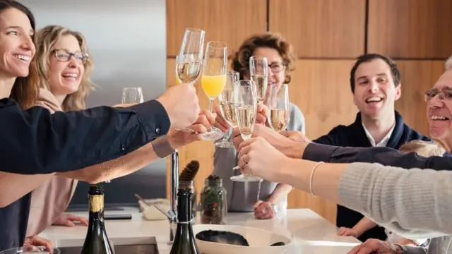 Unas personas brindando con champagne en un "brunch"