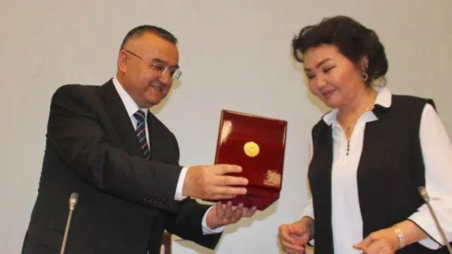 Марҳум ва ҳозирги президентнинг маслаҳатчиси Хайриддин Султонов ва халқ шоираси Ҳалима Худойбердиева