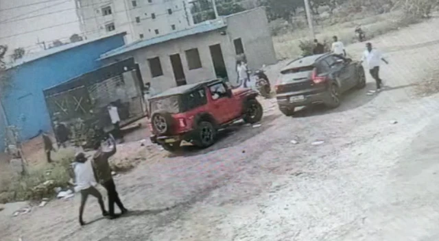 కిడ్నాప్ చేయడానికి వచ్చిన కార్లు