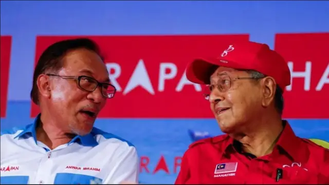 Anwar (L) iyo Mahathir intii lagu jiray ololihii doorashada 2018
