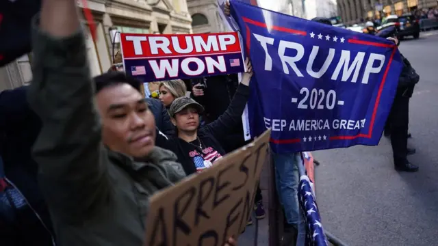 Taageerayaasha Trump oo ku sugnaa meel u dhaw gurigiisa ku yaalla New York