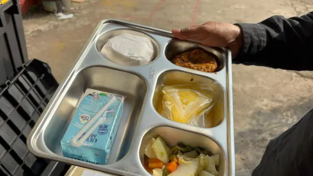 Menu makan bergizi gratis yang disajikan oleh SPPG Lapas Sukamiskin kepada pelajar di SD Rancakasumba Kota Bandung, Selasa (12/05/2026).