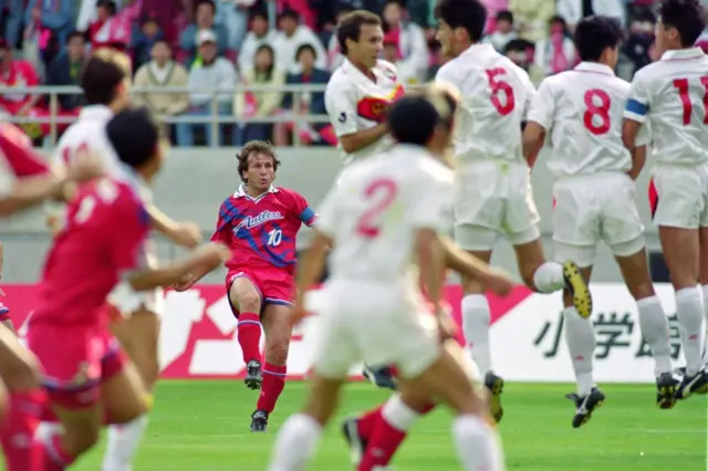 Zico batendo falta pelo Kashima Antlers