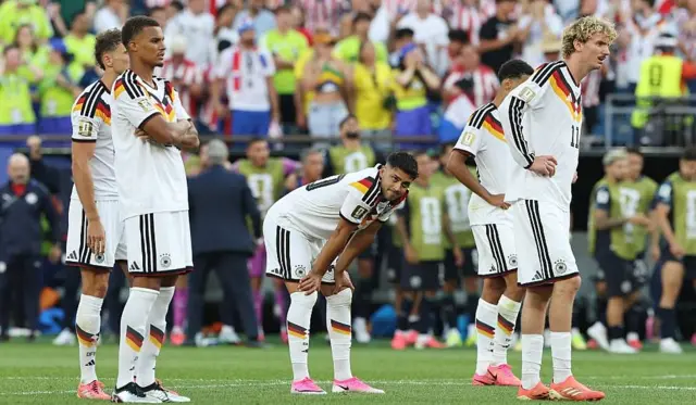 Jugadores alemanes cabizbajos luego de que uno de sus compañero errara un penal contra Paraguay