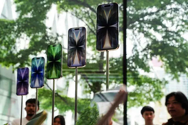 ထိုင်းနိုင်ငံ၊ ဘန်ကောက်မြို့က Apple Store မှာ ခင်းကျင်းပြသတားတဲ့ Iphone 17 အမျိုးအစား ဖုန်း (ပုံဟောင်း) 