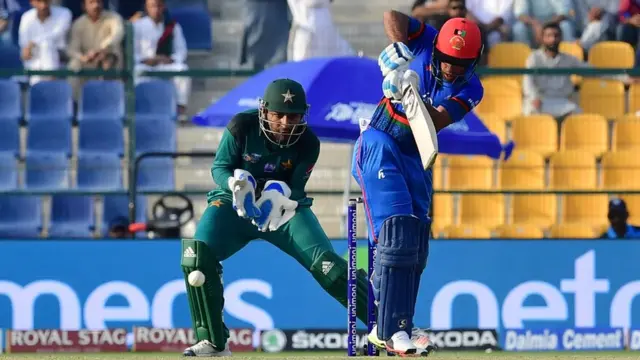 افغانستان کی جانب سے حشمت اللہ شاہدی اور کپتان اصغر افغان کے درمیان 50 سے زائد رنز کی شراکت ہوئی ہے۔