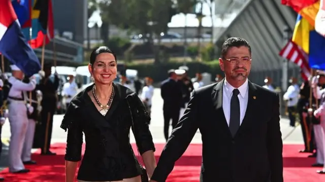 O presidente da Costa Rica, Rodrigo Chaves Robles, e a primeira-dama Signe Zeicate durante a Cúpula das Américas em Los Angeles, Junho de 2022