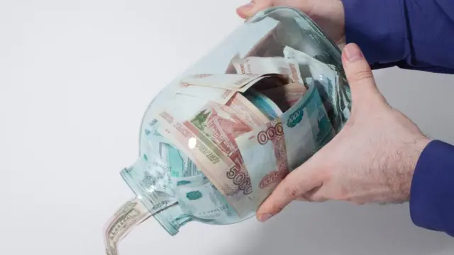 банка с рублями