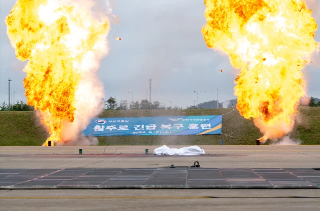 21일 인천국제공항 내 격리주기장에서 열린 2024 을지연습 ‘인천공항 활주로 긴급 복구훈련’에서 오물 풍선이 터지고 있다