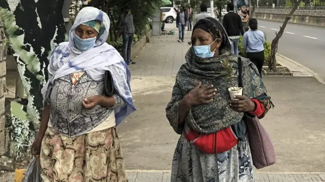 አዲስ አበባ ጭምብል ያጠለቀች ሴትዮ