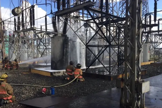 La Autoridad de Energía Eléctrica repara equipos de transmisión eléctrica.