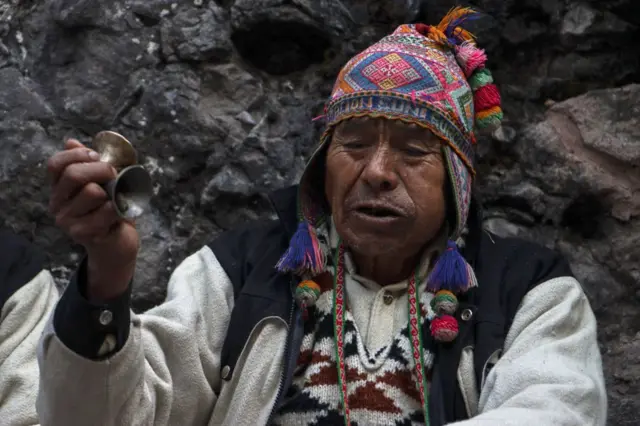 Seorang dukun melakukan ritual saat orang-orang dari berbagai komunitas berkumpul untuk renovasi tahunan jembatan tali Q'eswachaka di Distrik Quehue, Cusco, di Peru selatan, pada 9 Juni 2023.