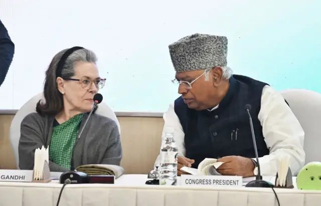 कांग्रेस अध्यक्ष मल्लिकार्जुन खरगे के साथ सोनिया गांधी