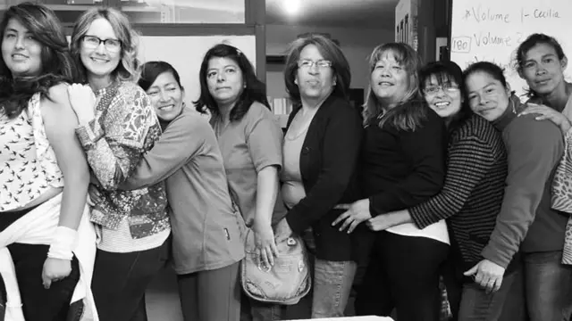 Las estudiantes del programa con Cassandra Weller (segunda de izq. a der.)