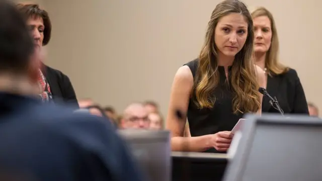 लैरी नस्सार के ख़िलाफ़ गवाही देती पीड़िता काइल स्टीफेंस