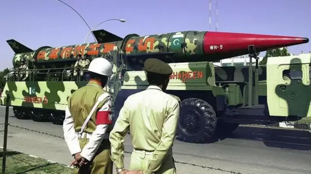 Ndio, makombora ya Shaheen-II ya Pakistan yana uwezo wa kubeba vichwa vya kivita vya nyuklia. 