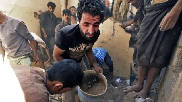 أفراد الإنقاذ يحاولون الوصول إلى من تهدمت عليهم البنايات