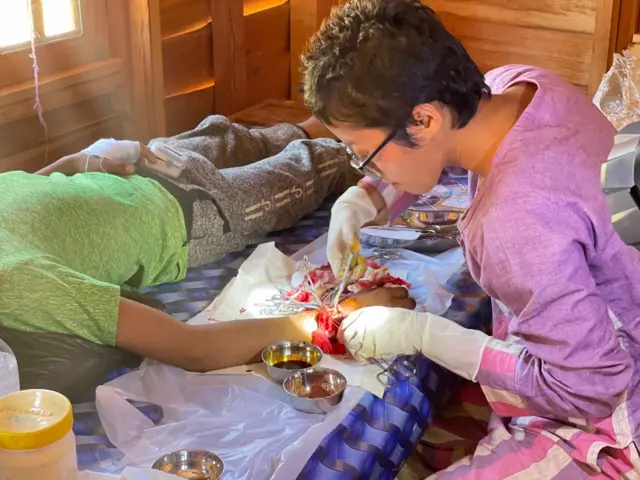 ကုသမှုပေးနေတဲ့ ဒေါက်တာအေးငြိမ်းသူ