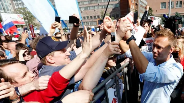 Navalny, rodeado de simpatizantes.