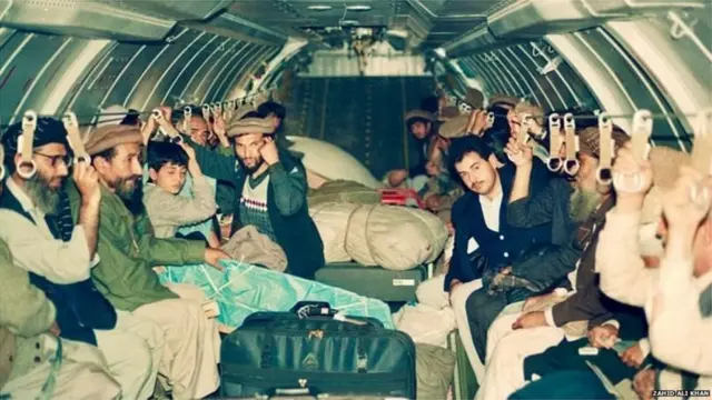 విమానంలో శాంతి కమిటీ సభ్యులు