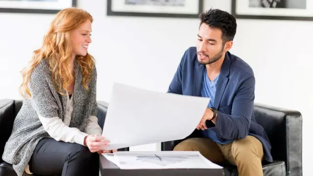 موظفان يتبادلان الحديث معا بصورة ودية