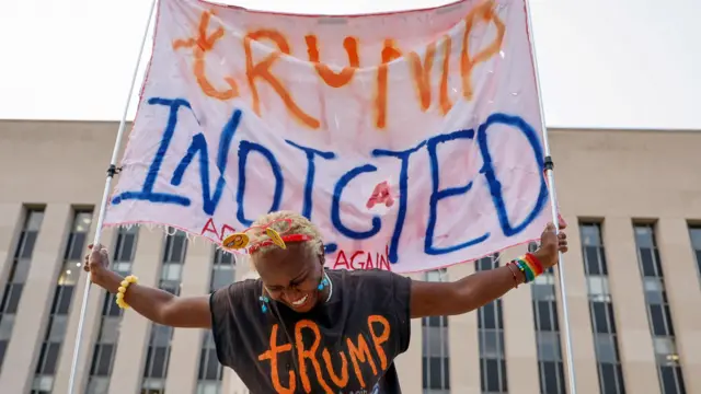 ट्रम्पविरुद्ध प्रदर्शन गर्दै एक व्यक्ति 