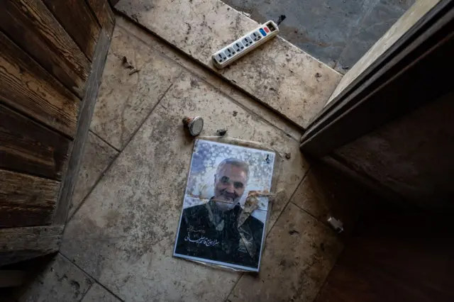 Uma fotocassino online betQassem Soleimani, que foi general major iraniano e comandante da Força Quds, está no chão dentro do santuáriocassino online betZayn al-Abidin, onde um dos camposcassino online betbatalha mais intensos ocorreu durante a queda do regimecassino online betAssadcassino online betHama, na Síria,cassino online bet16cassino online betdezembrocassino online bet2024.






